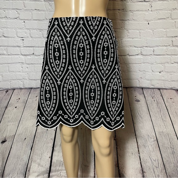 New LOFT Cotton Black White Embroidered Scalloped Shift Skirt Size 10 - Picture 3 of 9